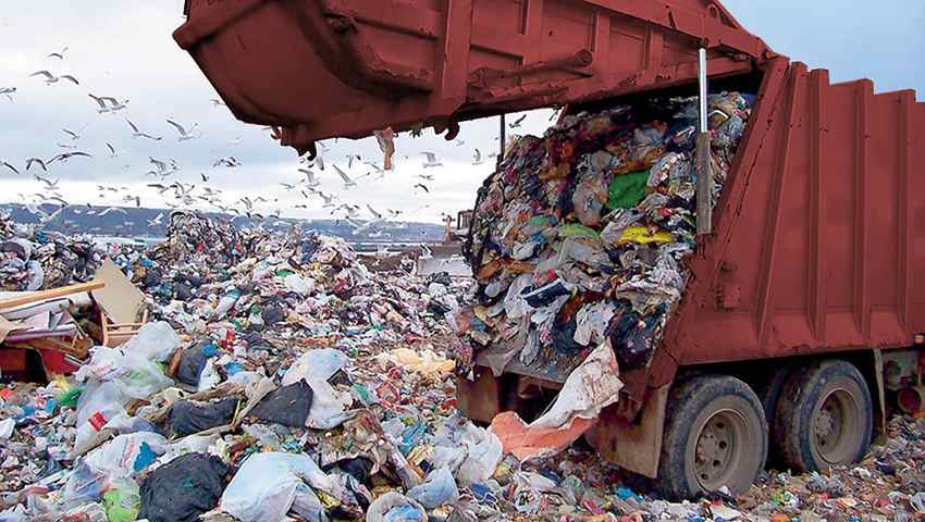 Discarica scarico rifiuti da container